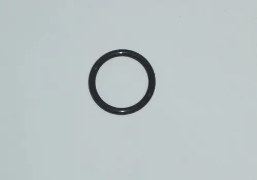 Schwarzer O-Ring auf weißem Hintergrund, geeignet für Dichtungen in Daikin Produkten, wie beispielsweise in der Altherma R Hybrid Heizungsinstallation.